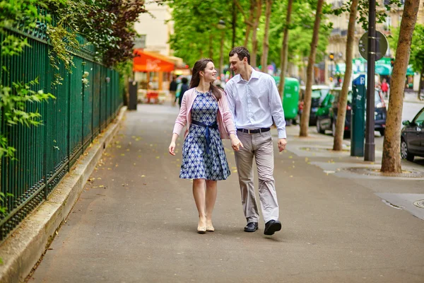 Пара знакомств гуляет по Парижу — стоковое фото