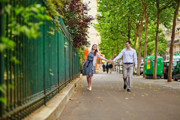 Dating couple is walking in Paris — Stock Photo, Image