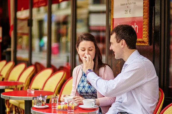 Drinken koffie of thee in een Parijse café (echt) paar — Stockfoto