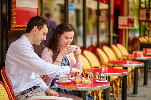 Casal beber café ou chá em um café parisiense — Fotografia de Stock