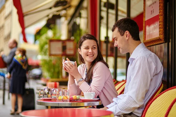 Casal beber café ou chá em um café parisiense — Fotografia de Stock