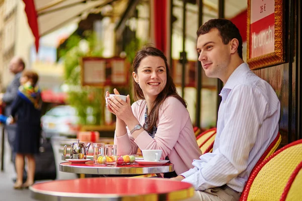 İçme kahve veya çay Parisli bir kafede Çift — Stok fotoğraf