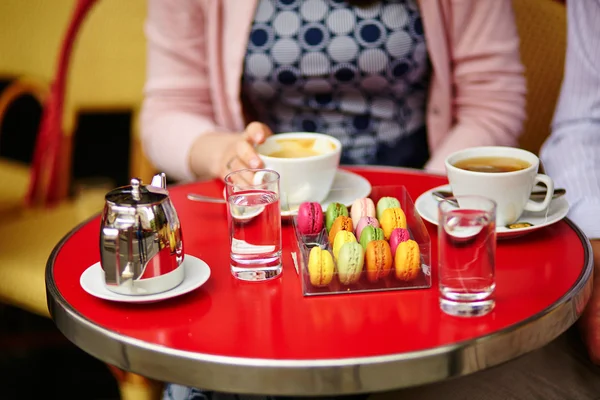 コーヒーまたは紅茶、パリのカフェでマカロン — ストック写真