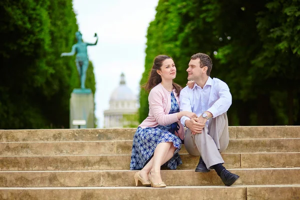 Пара в Люксембургском саду Парижа — стоковое фото