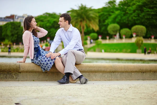 Couple in the Luxembourg garden of Paris — Stock Photo, Image