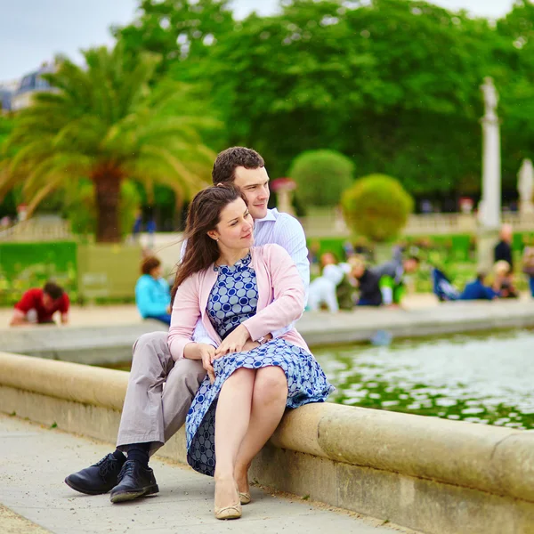 Pareja en el jardín de Luxemburgo de París — Foto de Stock