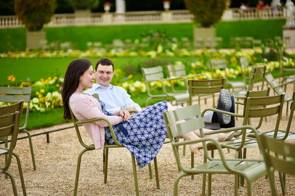 夫妇在巴黎卢森堡花园 — 图库照片