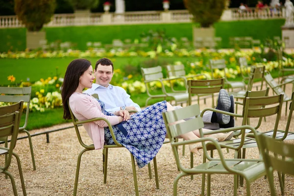 Pár v Lucemburské zahrady v Paříži — Stock fotografie