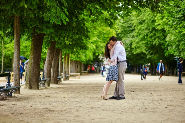 Para przytulanie w ogrodzie Luxembourg w Paryżu — Zdjęcie stockowe