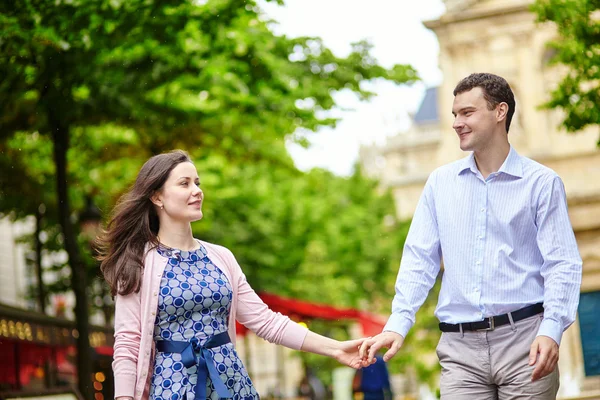 Couple dans le jardin Luxembourg de Paris — Photo