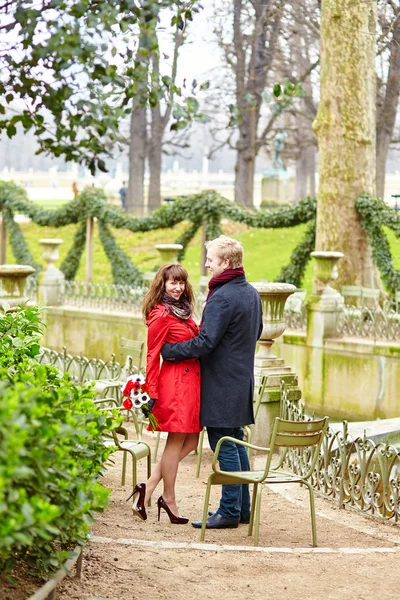 Couple in a park at spring, dating — Stock Photo, Image