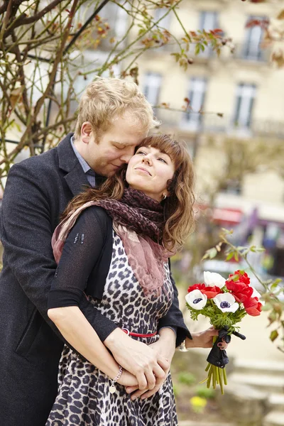 Casal em um parque na primavera, namoro — Fotografia de Stock