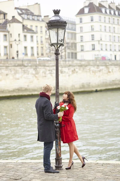 Namoro casal em Paris — Fotografia de Stock