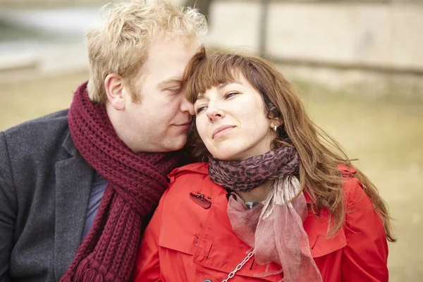 ロマンチックな交際はパリのカップル — ストック写真