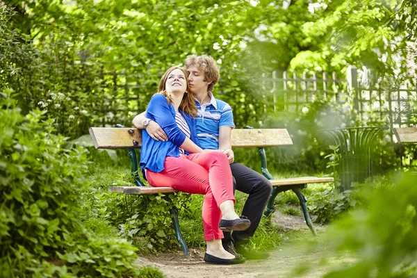 Pareja romántica teniendo una cita en un jardín —  Fotos de Stock