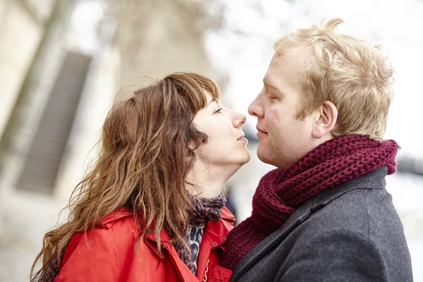 Romantické rande pár v Paříži — Stock fotografie