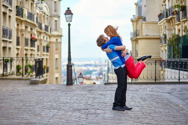 Young dating couple hugging on Montmartre — Stock Photo, Image