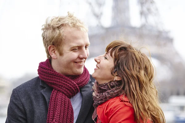 Pareja enamorada en París, cerca de la Torre Eiffel — Foto de Stock