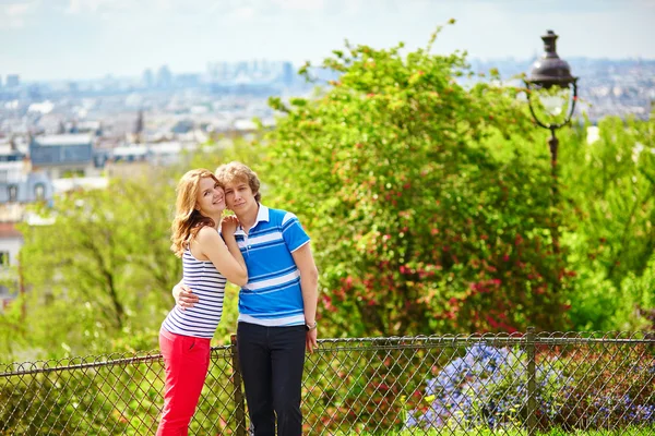 Toeristen in Parijs, op de heuvel van Montmartre — Stockfoto