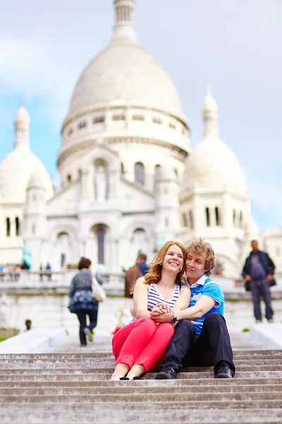 Couple near Scare-Coeur cathedral — Stock Photo, Image