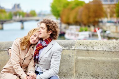 Paris'te Seine dolgu üzerinde çift