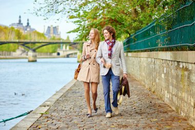 Paris'te Seine dolgu üzerinde çift