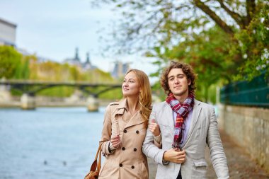 Paris'te Seine dolgu üzerinde çift