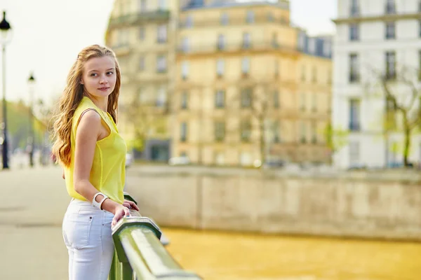 Девушка, гуляющая по Парижу — стоковое фото