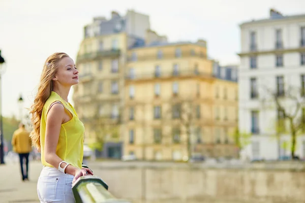 Hermosa joven caminando en París — Foto de Stock