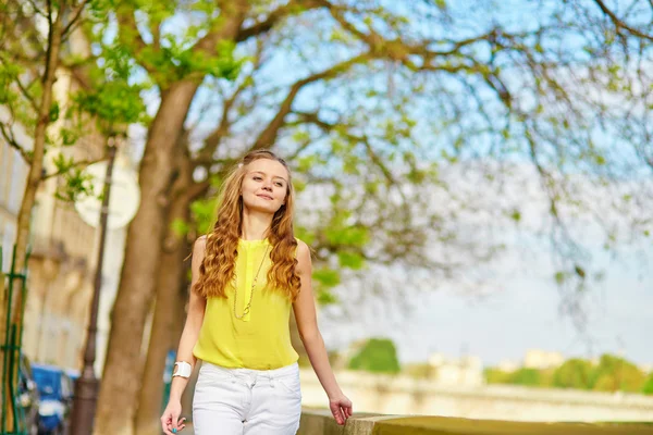 Beautiful young girl walking in Paris — Stock Photo, Image