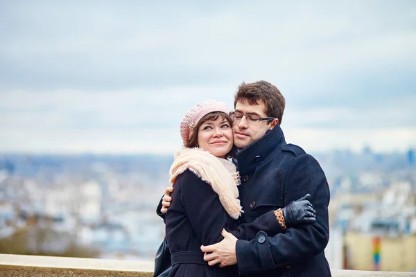 Casal romântico em Montmartre em Paris — Fotografia de Stock