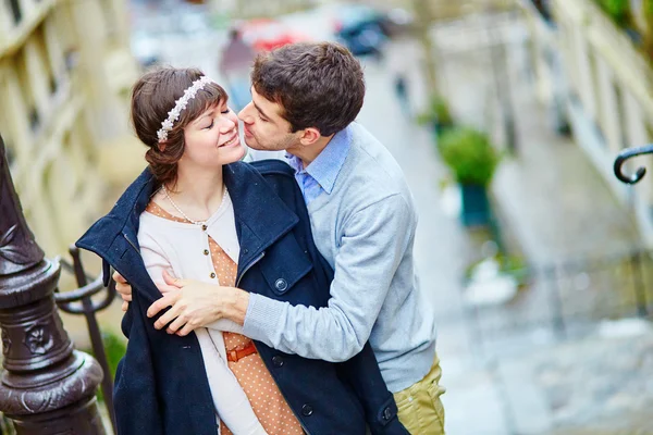 Casal romântico em Montmartre em Paris — Fotografia de Stock