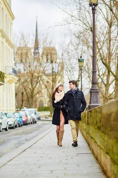 Romantic couple together in Paris — Stock Photo, Image