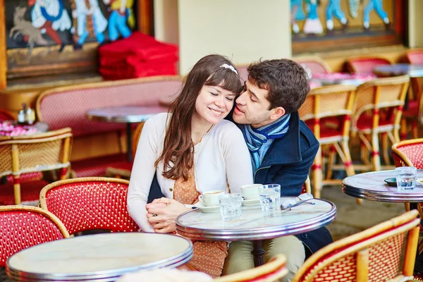 Jonge romantisch paar in een café — Stockfoto