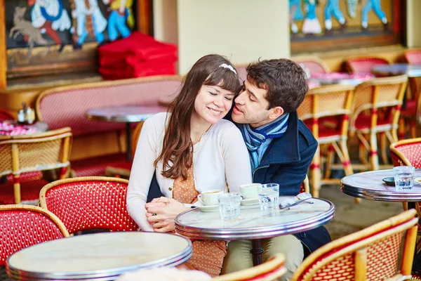 Jeune couple romantique dans un café — Photo