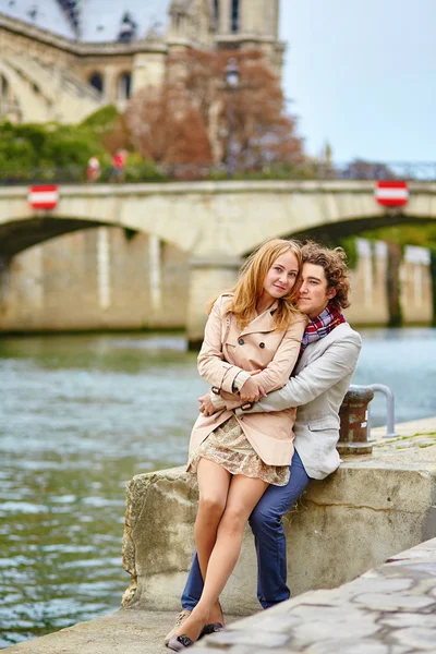 Loving couple in Paris near Notre-Dame cathedral — Stock Photo, Image