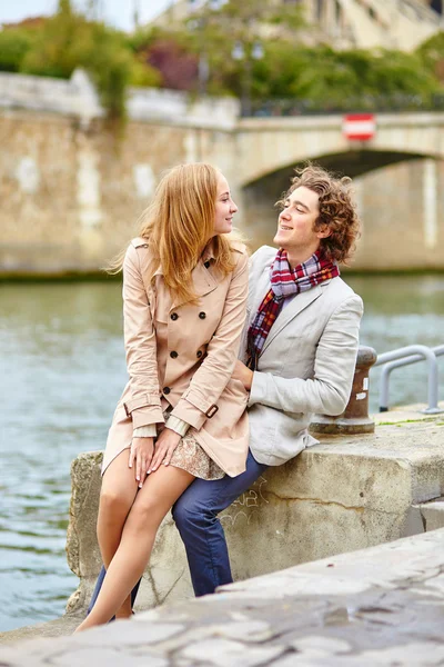 Loving couple in Paris near Notre-Dame cathedral — Stock Photo, Image