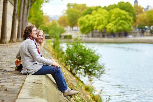 Couple in Paris, on the Seine embankment — Stock Photo, Image