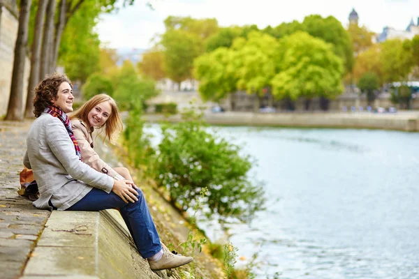 Paar in Parijs, op de Seine embankment — Stockfoto