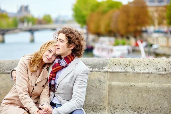 Paar in Paris, an der Seine-Böschung — Stockfoto