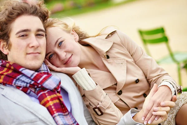 Couple having a date in the Tuileries garden — Stock Photo, Image