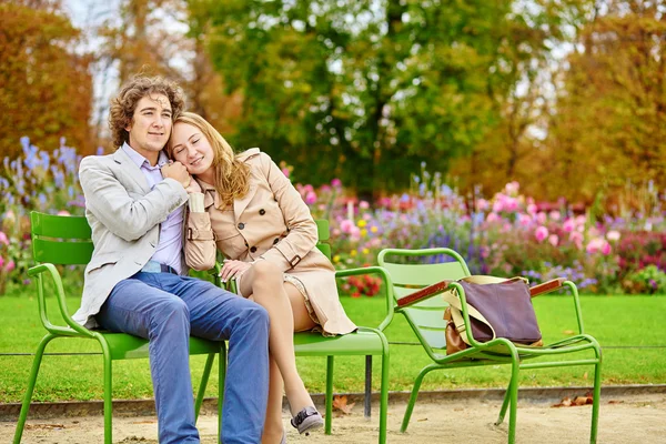 Paar verabredet sich im Garten der Tuilerien — Stockfoto