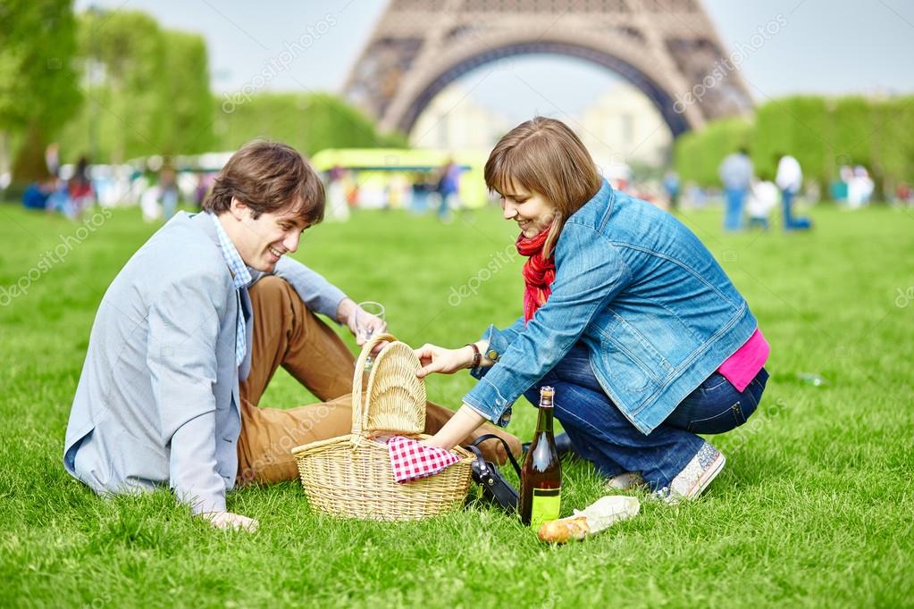 Couple having a picnic near the Eiffel tower — Stock Photo © encrier