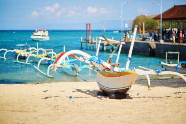 Bali dili köyünde deniz kıyısında Bangka tekneler
