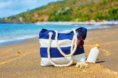 Bali dili bir plajda plaj çantası