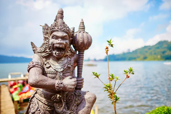 Balinese sculpture on the shore of the lake Bratan — Stock Photo, Image