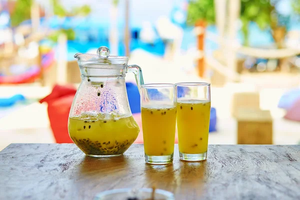 Jarro de suco de mamão fresco com dois copos — Fotografia de Stock