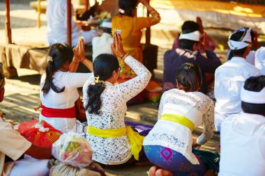 Bali dili kadın tapınakta dua