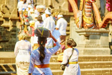 Bali dili insanlar tapınağa