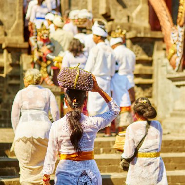 Bali dili insanlar tapınağa